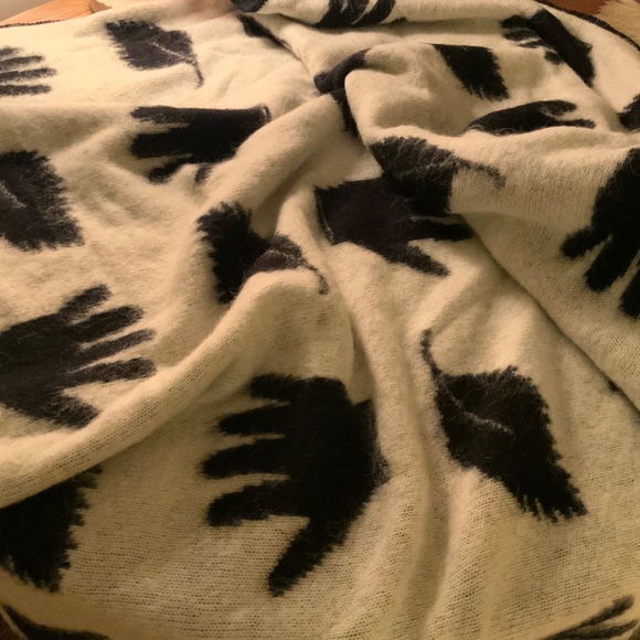 VIK PRJONSDOTTIR ‘Black or White’ Iclendic wool reversible throw - Picture 5 of 8